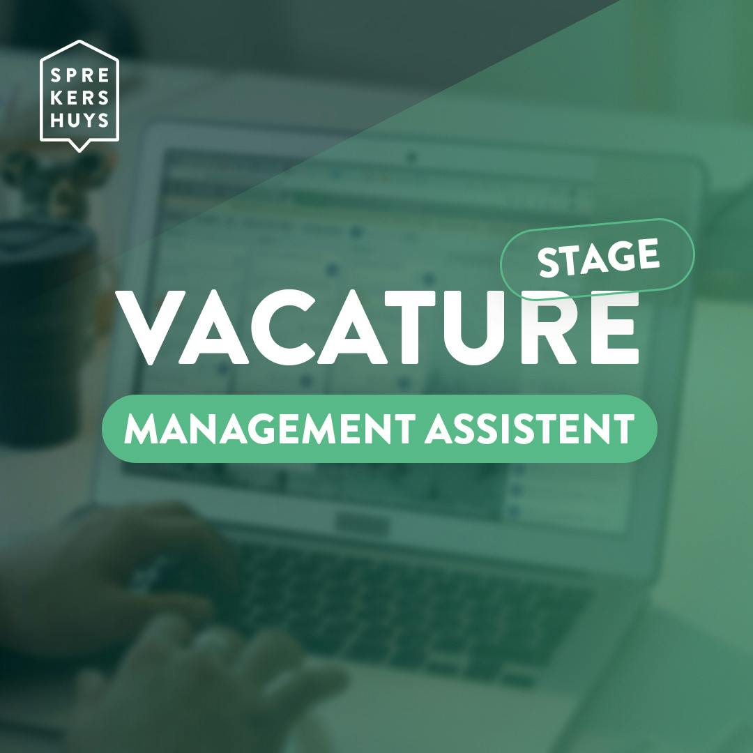 laptop waar op getypt word door handen met groene gloed over zich in tekst 'Vacature stage management assistent'