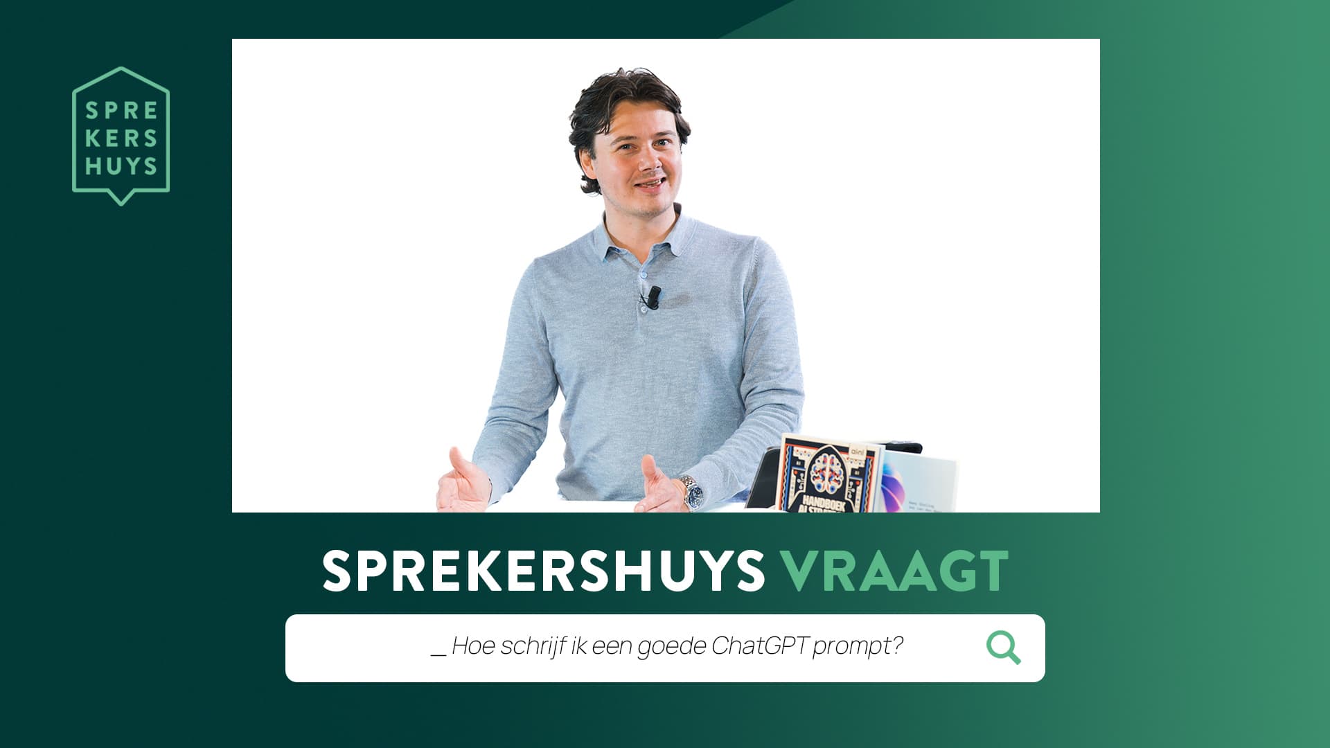 AI spreker Remy Gieling voor een groene achtergrond