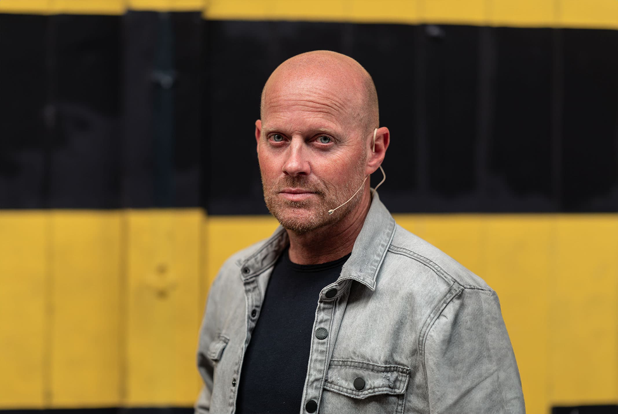 Erik Wegewijs gele achtergrond presenteren