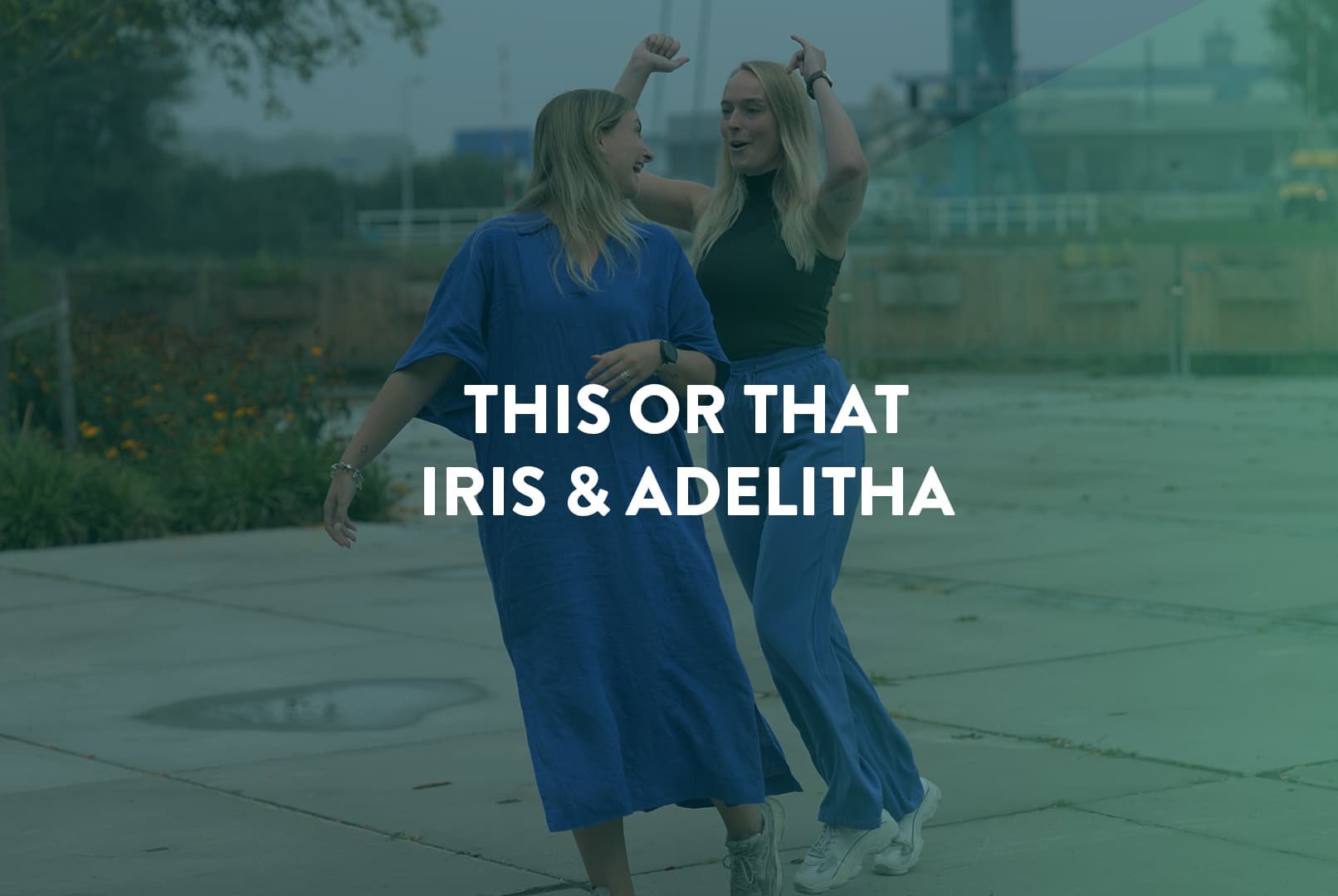 Adelitha en Iris buiten lachend
