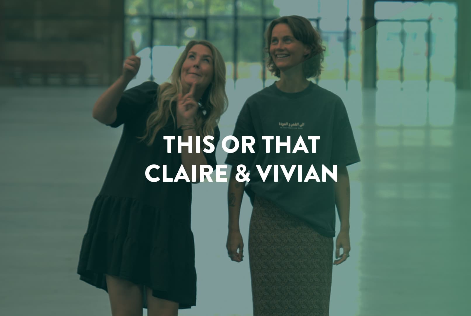 Claire en Vivian die vrolijk staan met de tekst 'this or that' ervoor.
