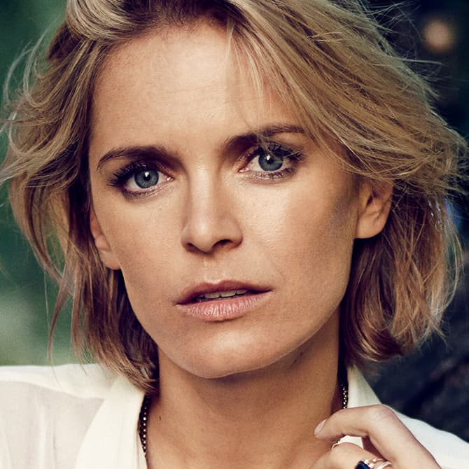 Hanna Verboom poserend in witte blouse buiten