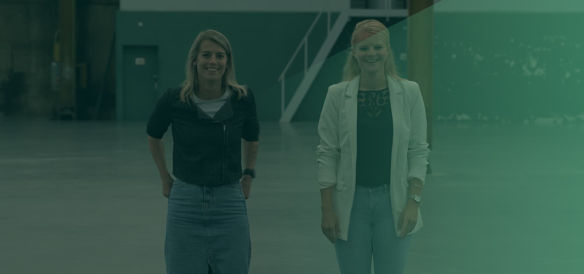 Isabelle Moore en Suzanne Munter glimlachend met groene gloed over zich
