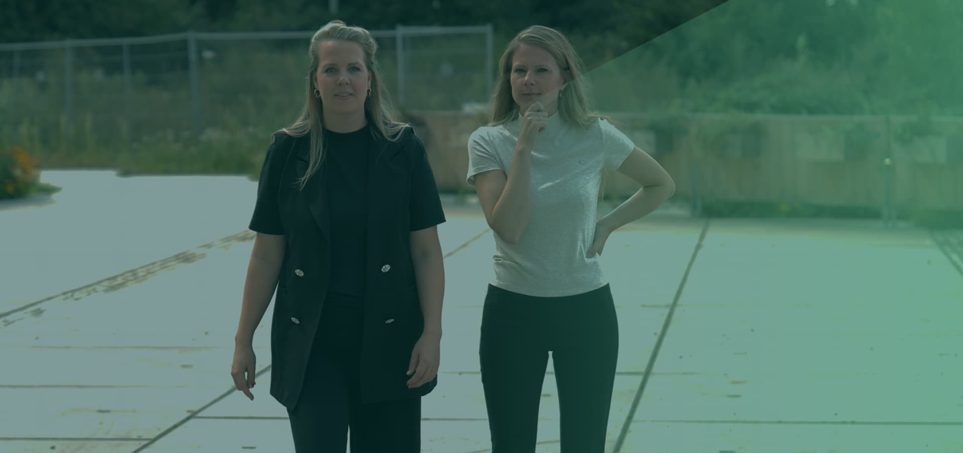 Maartje Ijzerman en Anouk Bienefelt poserend buiten met groen gloed over zich