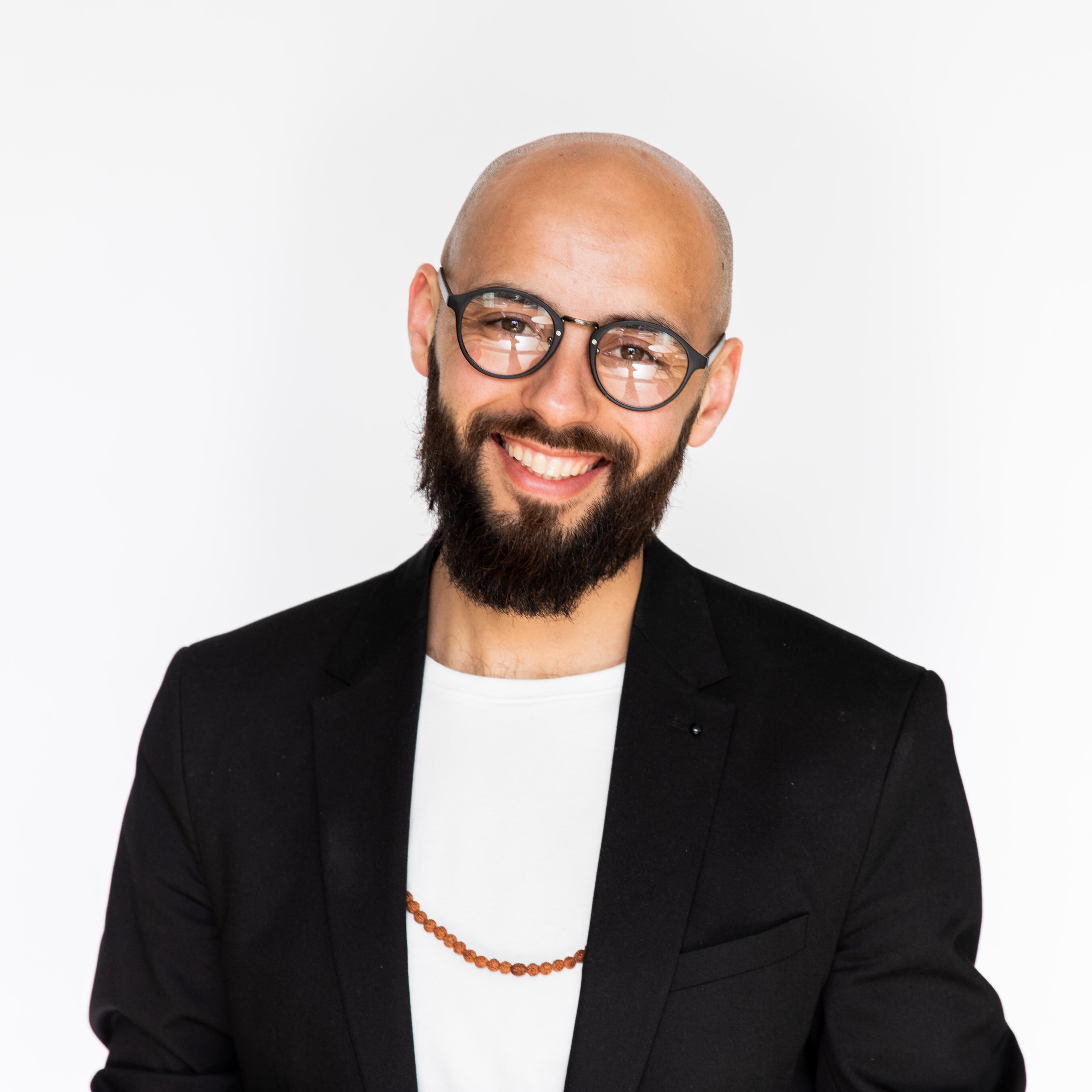 Karim Amghar met bril en een glimlach