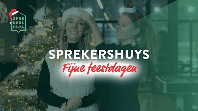 Verbinder Anouk die een kerstmuts op het hoofd van verbinder Adelitha zet