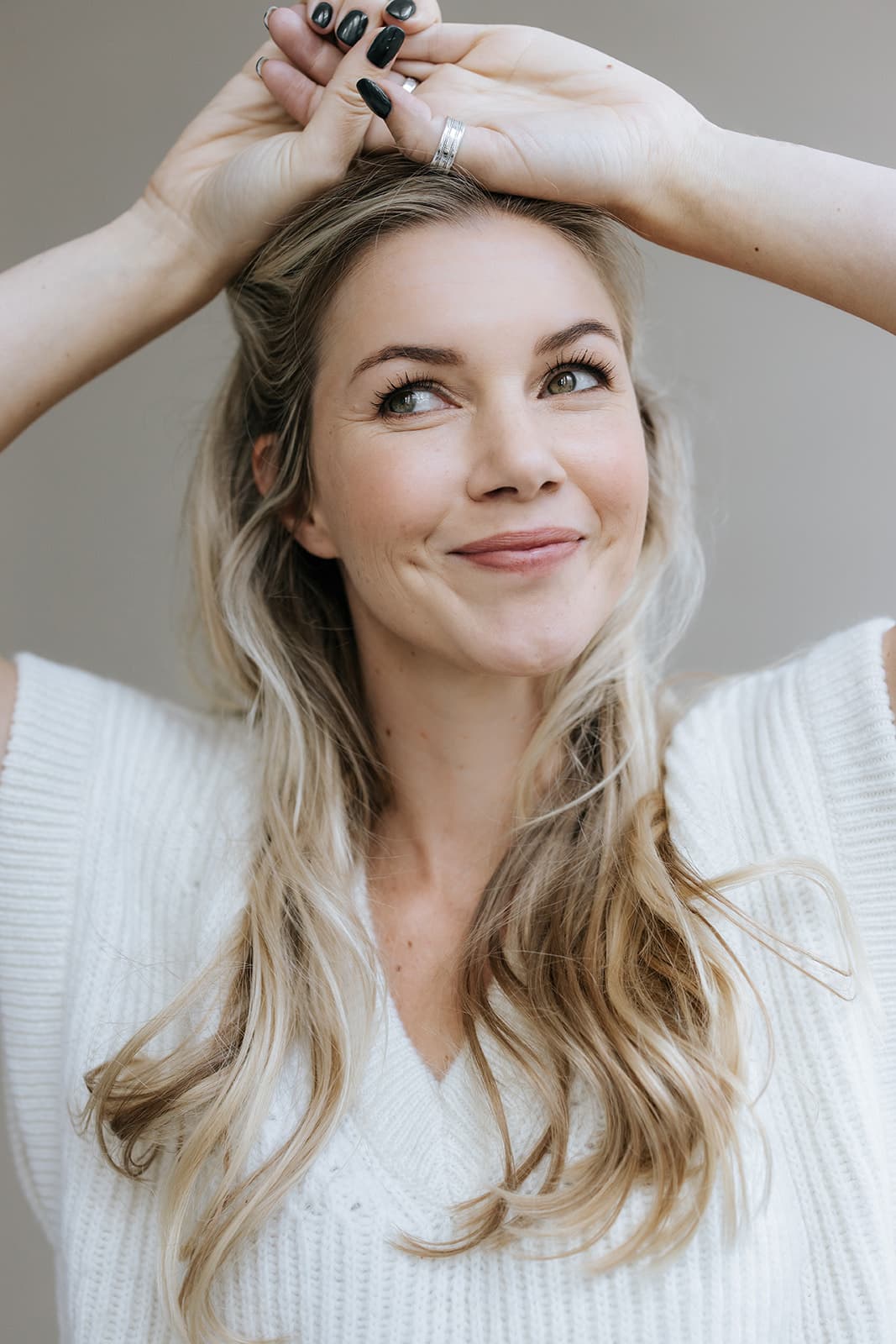 Anouk Hoogendijk lachend op de foto