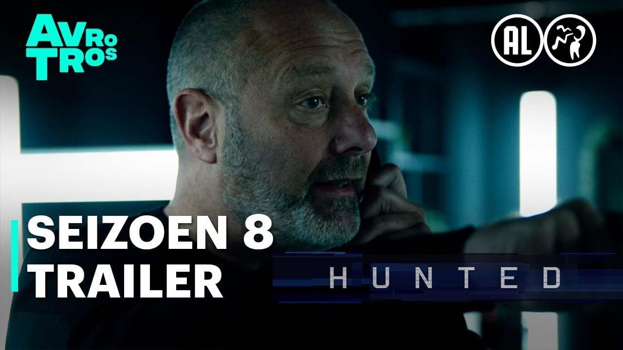 Man met telefoon aan het praten met tekst 'Seizoen 8 trailer hunted'