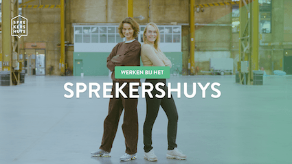 Vivian en Adelitha van sprekershuys poserend met armen over elkaar met de tekst 'Werken bij het sprekershuys'