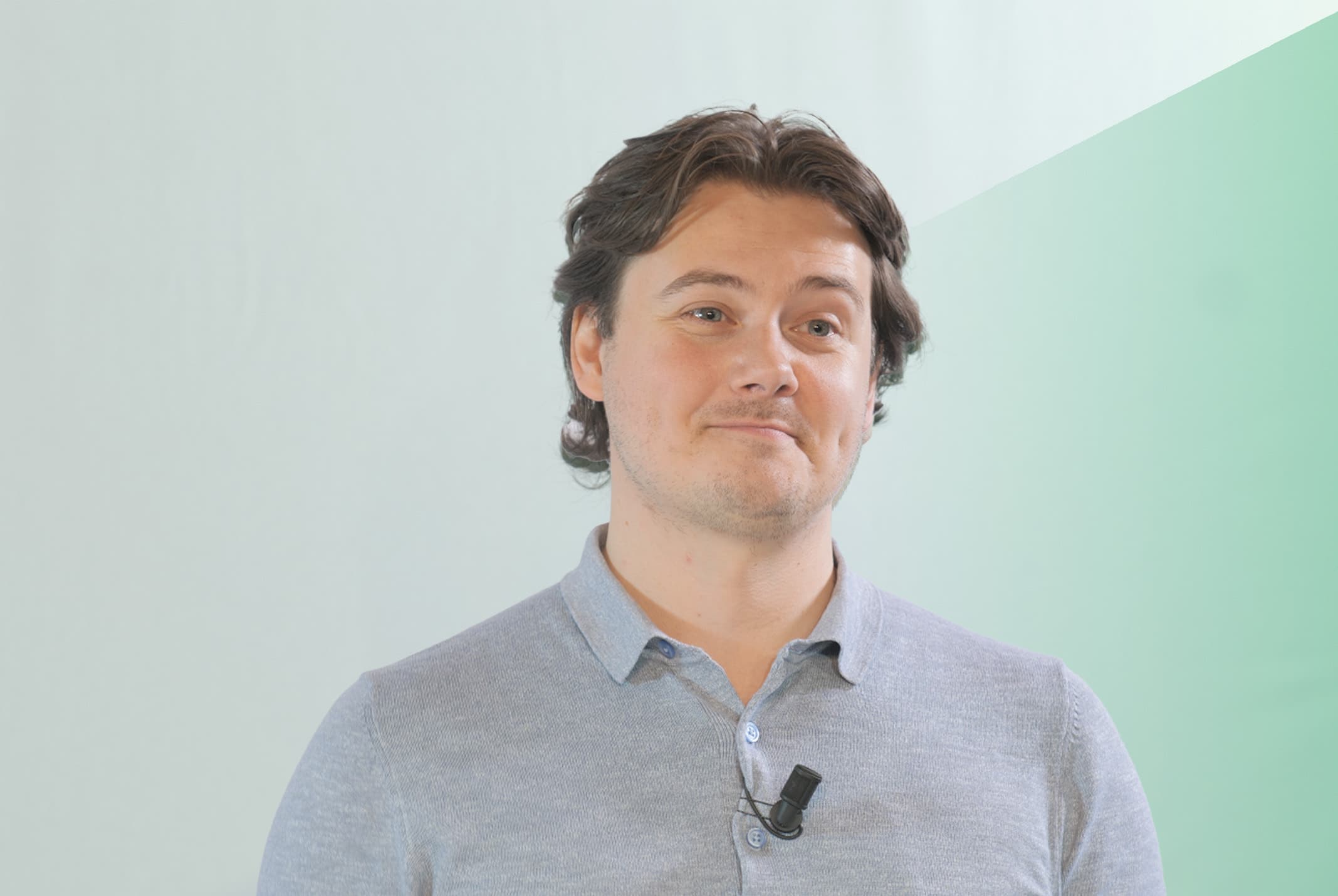 AI spreker Remy Gieling voor een groene achtergrond