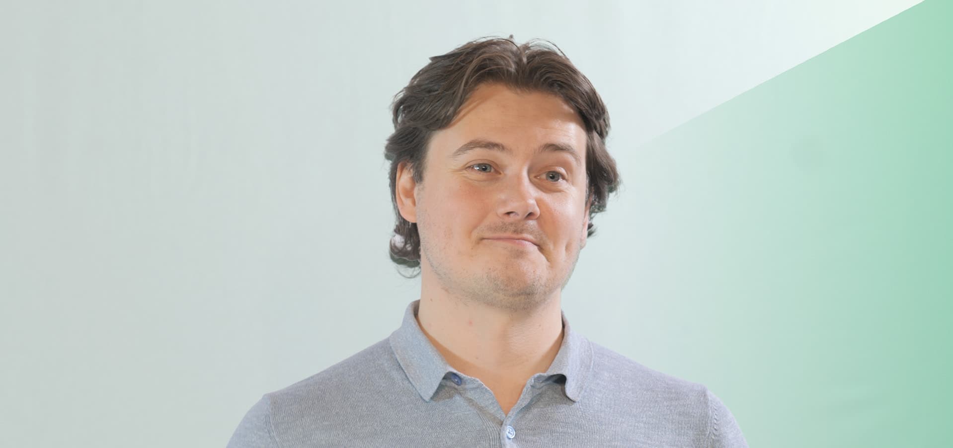 AI spreker Remy Gieling voor een groene achtergrond
