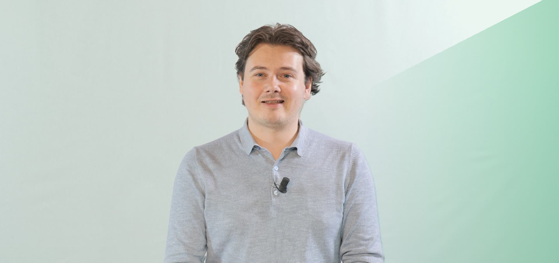 Remy Gieling voor een groene achtergrond over AI Agents