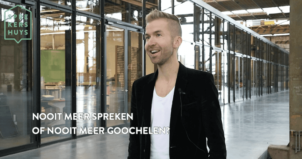 Richard Jansen aan het praten in zwarte vest met de tekst 'nooit meer spreken of nooit meer goochelen'