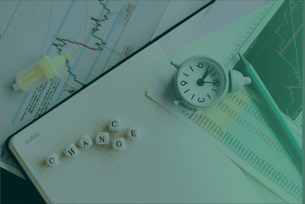 Timemanagement: Rommelige tafel met veel papieren, een potlood, een markeerstift en een bellenwekkertje.