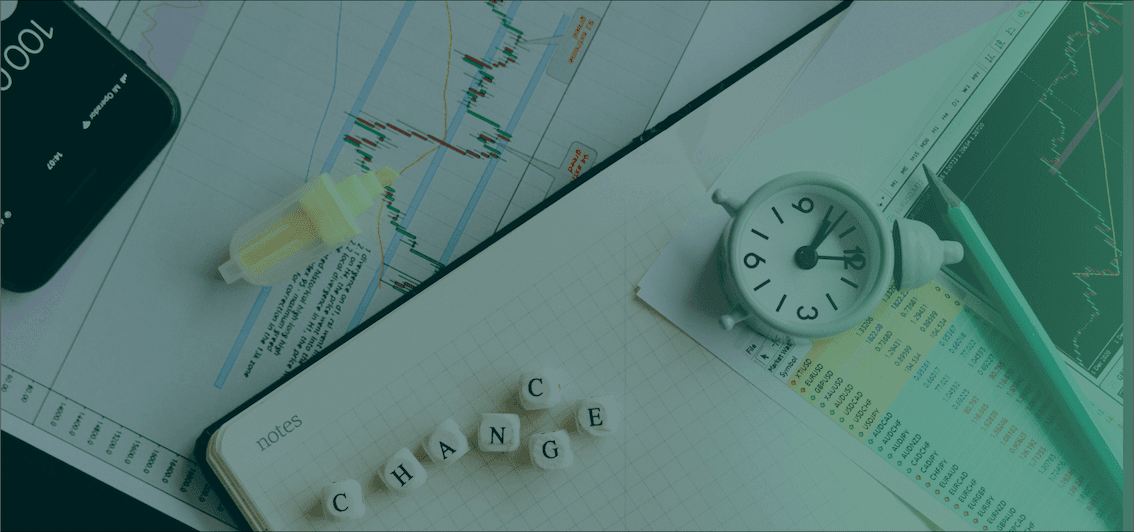 Timemanagement: Rommelige tafel met veel papieren, een potlood, een markeerstift en een bellenwekkertje.