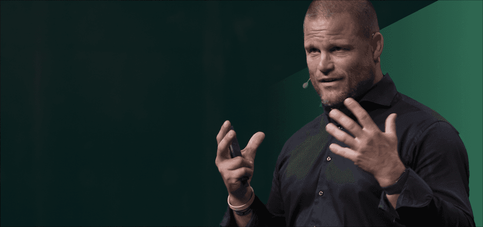 Michael Kortekaas op beeld met groene achtergrond