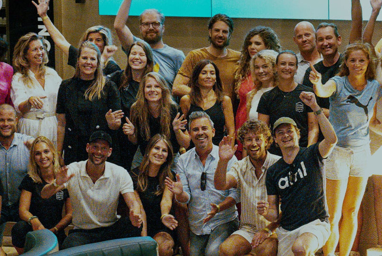 Sprekers en team sprekershuys bij elkaar poserend voor een foto