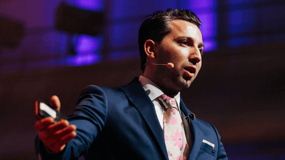 George Arakel in pak aan het presenteren