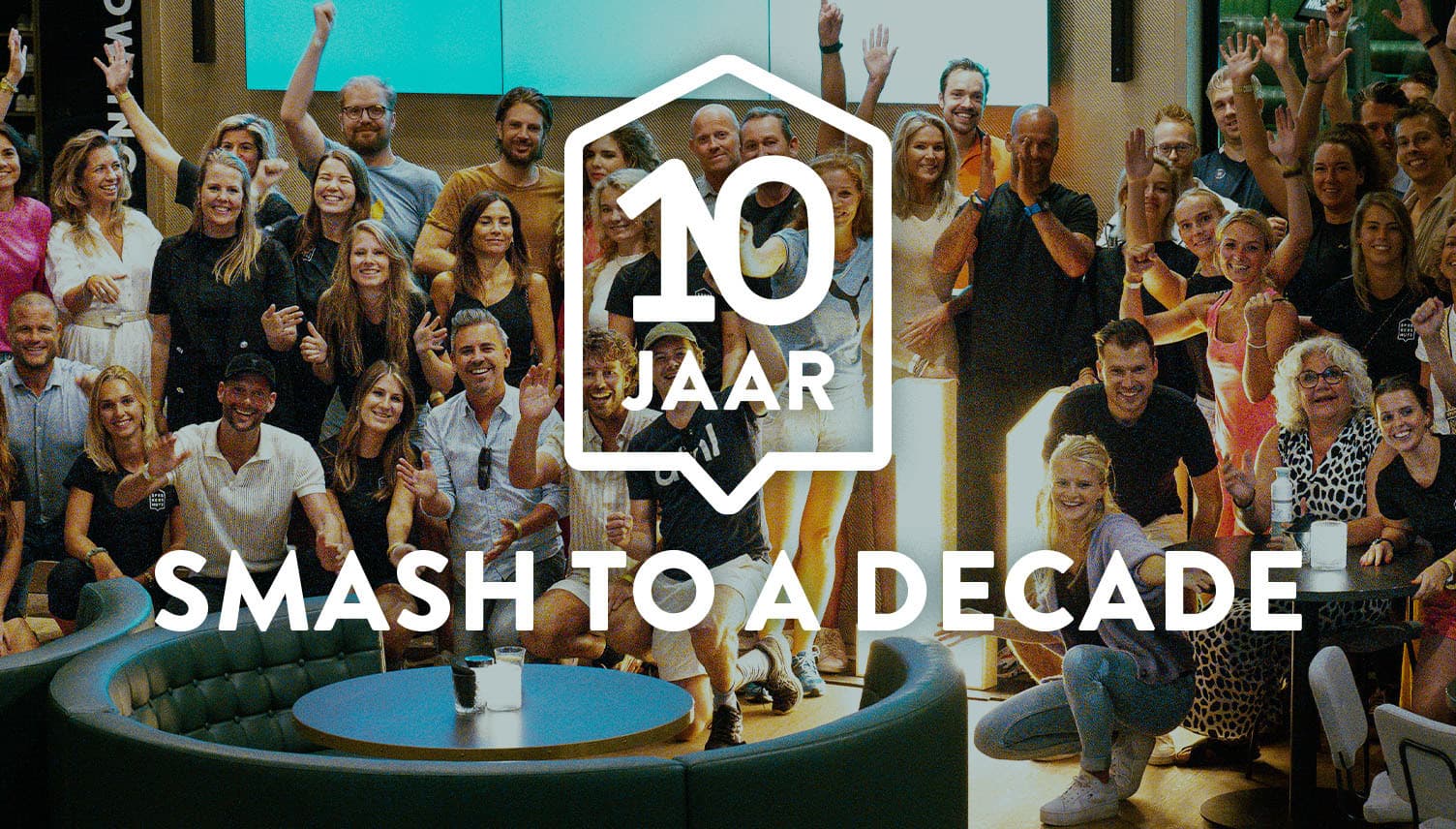 Mensen aan het juichen met de tekst '10 jaar smash to a decade'