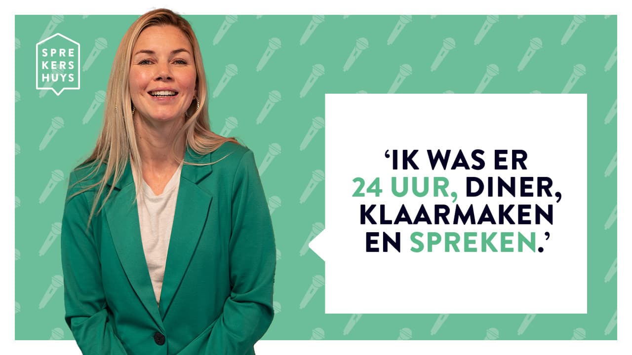 Anouk Hoogendijk met groene blazer voor een groene achtergrond met tekst