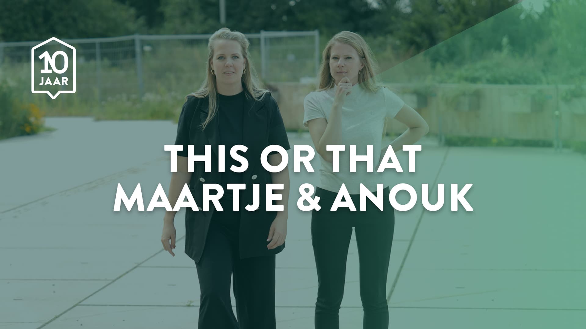 Maartje Ijzerman en Anouk Bienefelt poserend buiten met groen gloed over zich en de teskt 'This or that Maartje & Anouk'