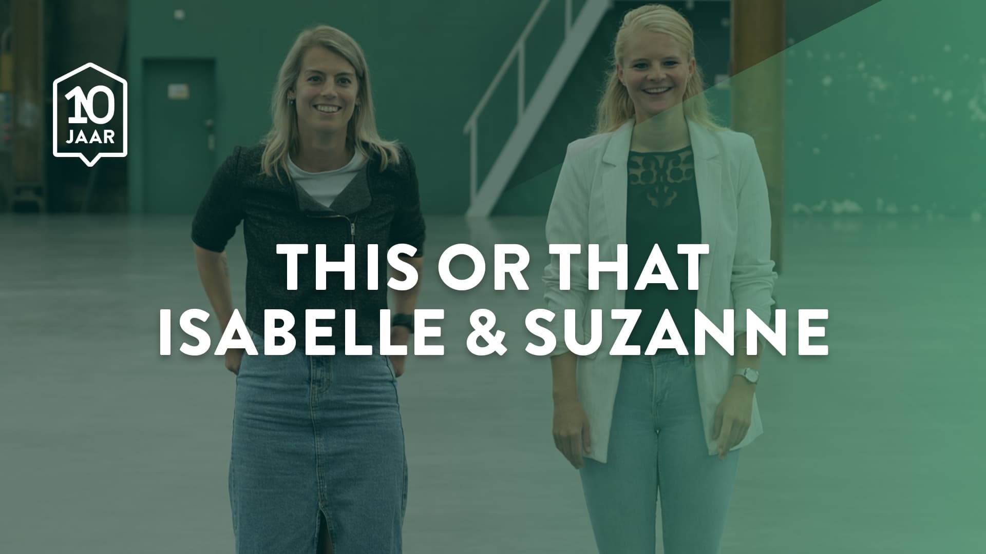 Isabelle Moore en Suzanne Munter glimlachend met groene gloed over zich en de tekst 'This or that Isabelle & Suzanne'