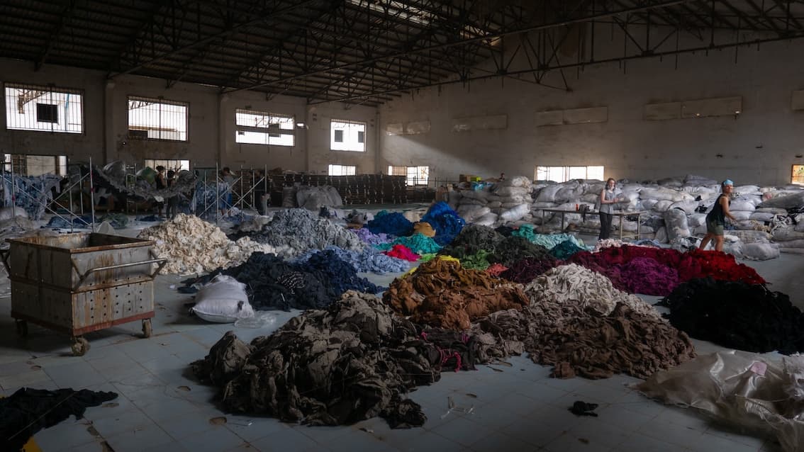 Kleuren textiel op de grond in gebouw