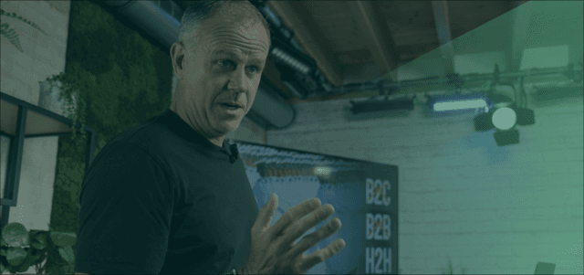 Ynzo van Zanten poserend met hand aan het praten met groene gloed