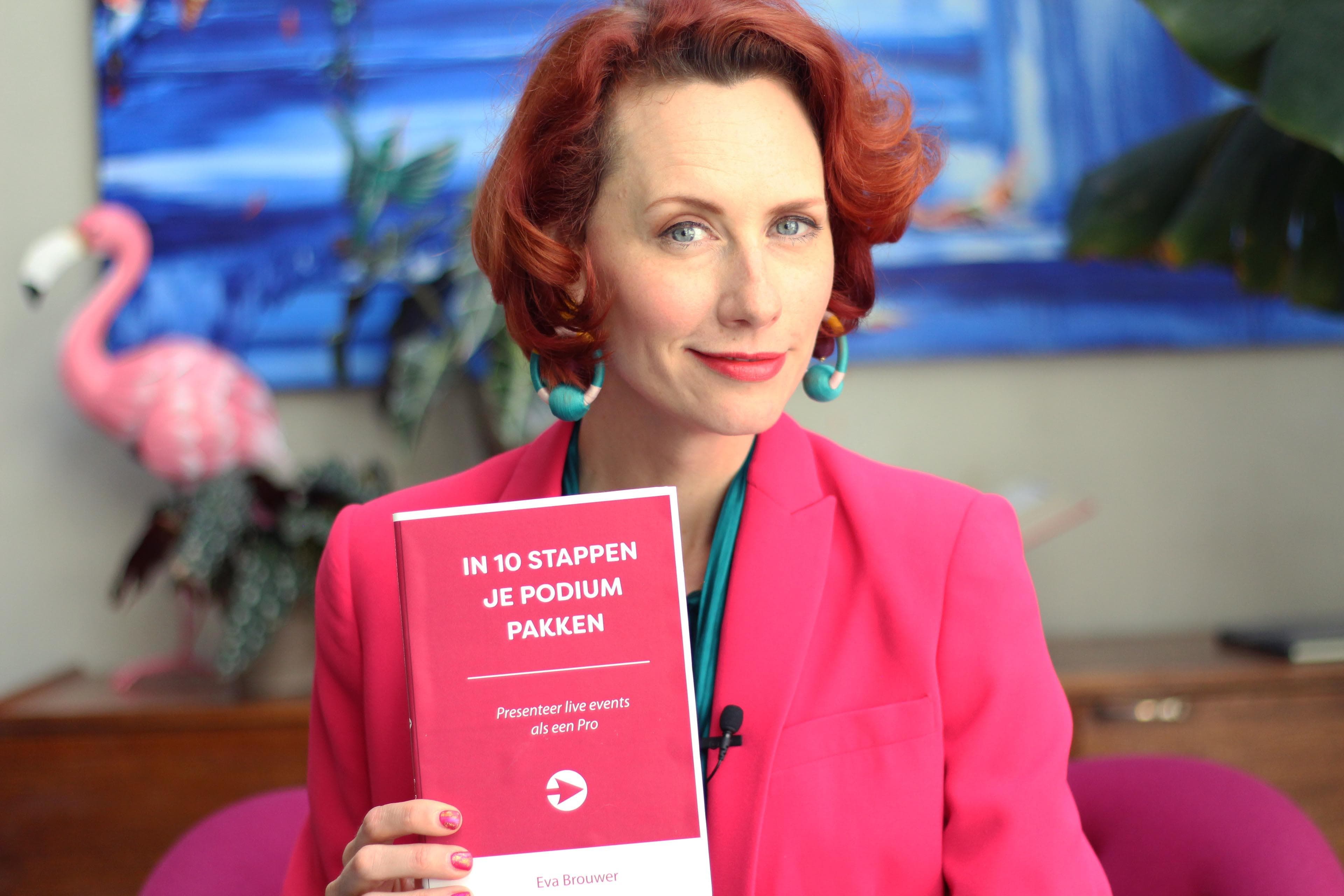 Eva Brouwer met boek