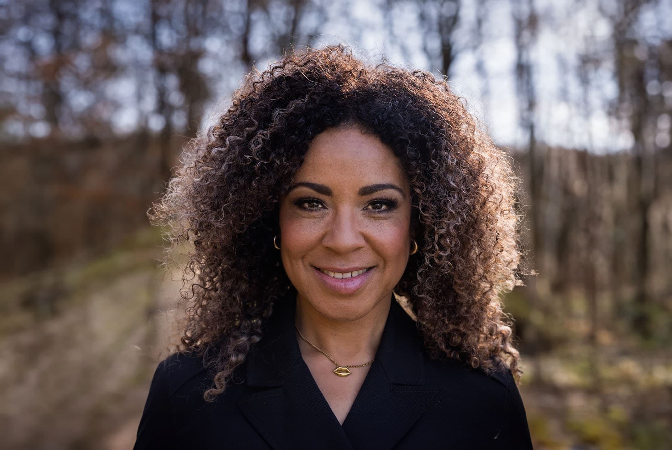 Amara Onwuka krullen zwarte blouse