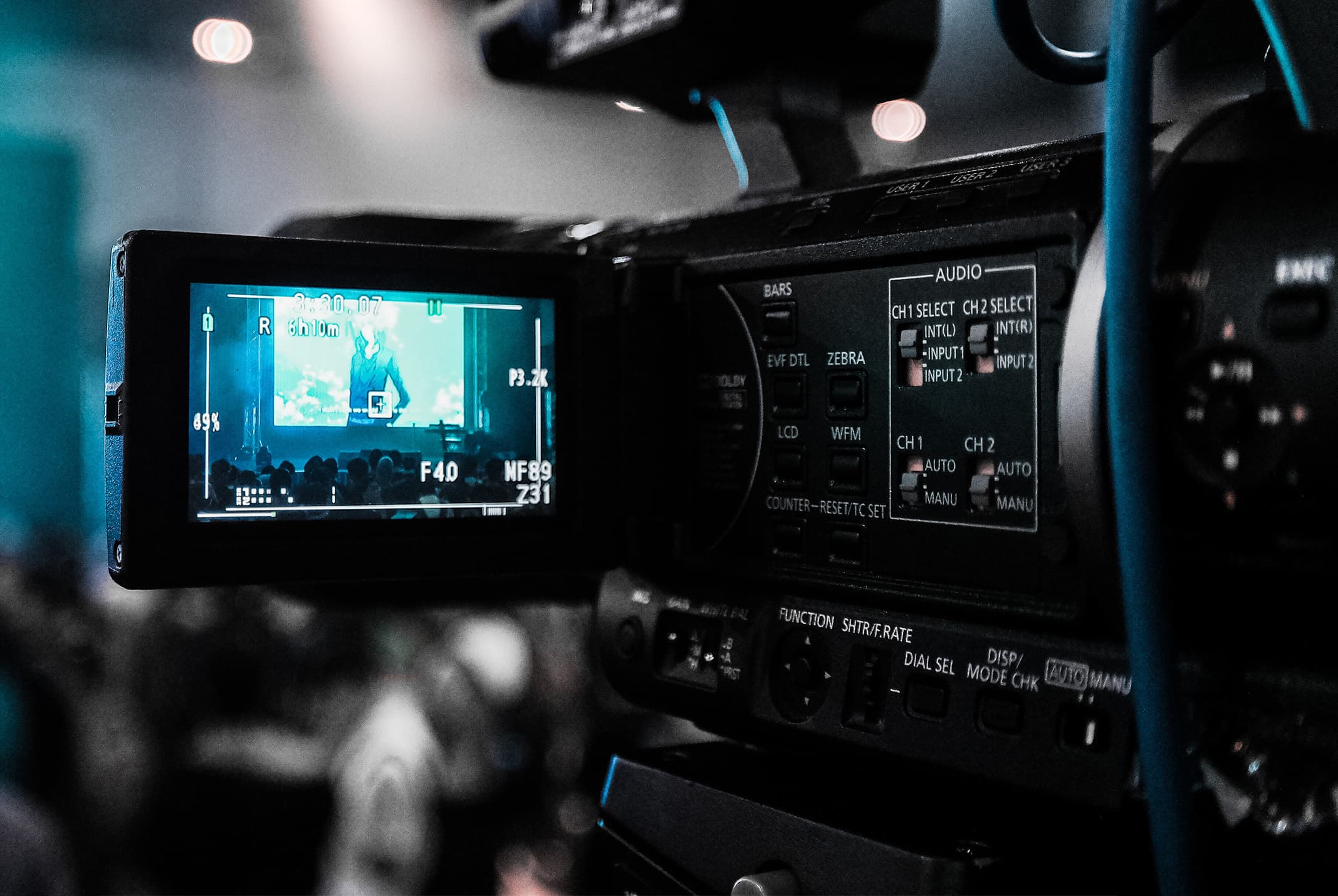 Zwarte camera aan het filmen