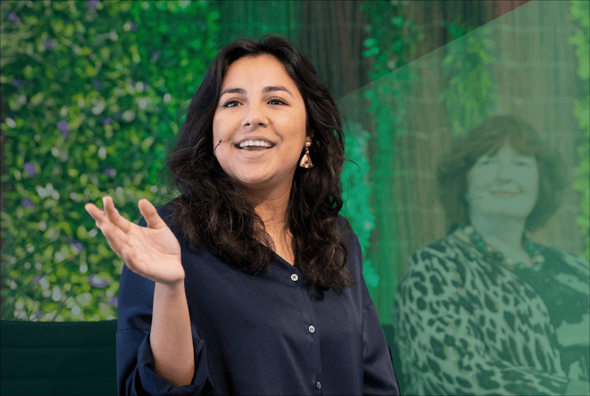 Talitha Muusse aan het spreken met groene gloed over zich heen