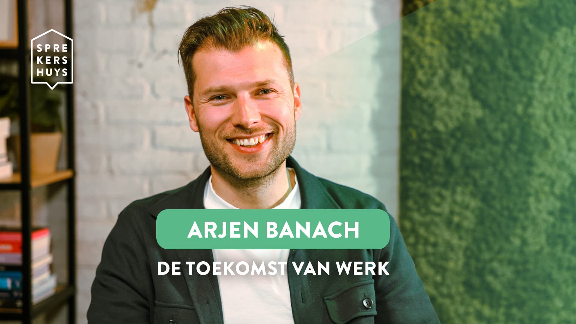 Arjen Banach in de studio poseren 