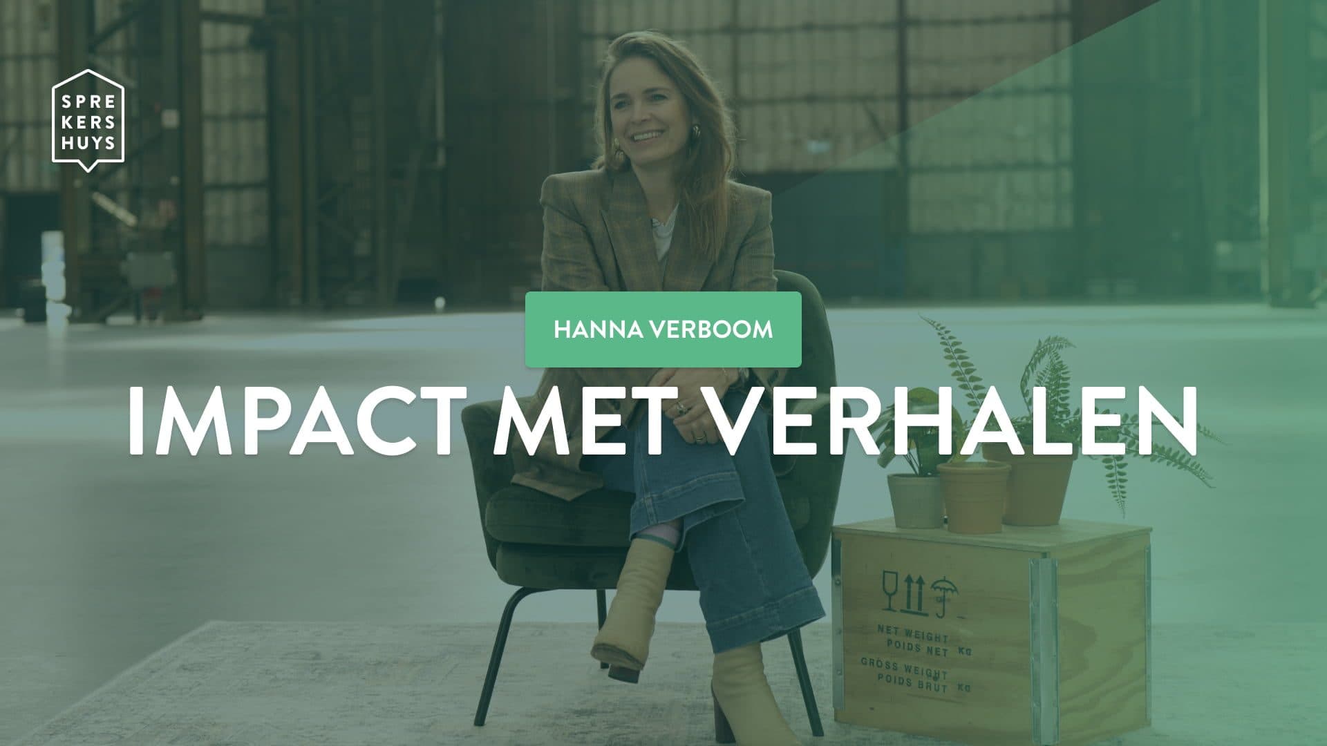 Hanna Verboom glimlachend zittend op een stoel kijkend naar de zijkant met groene gloed over zich