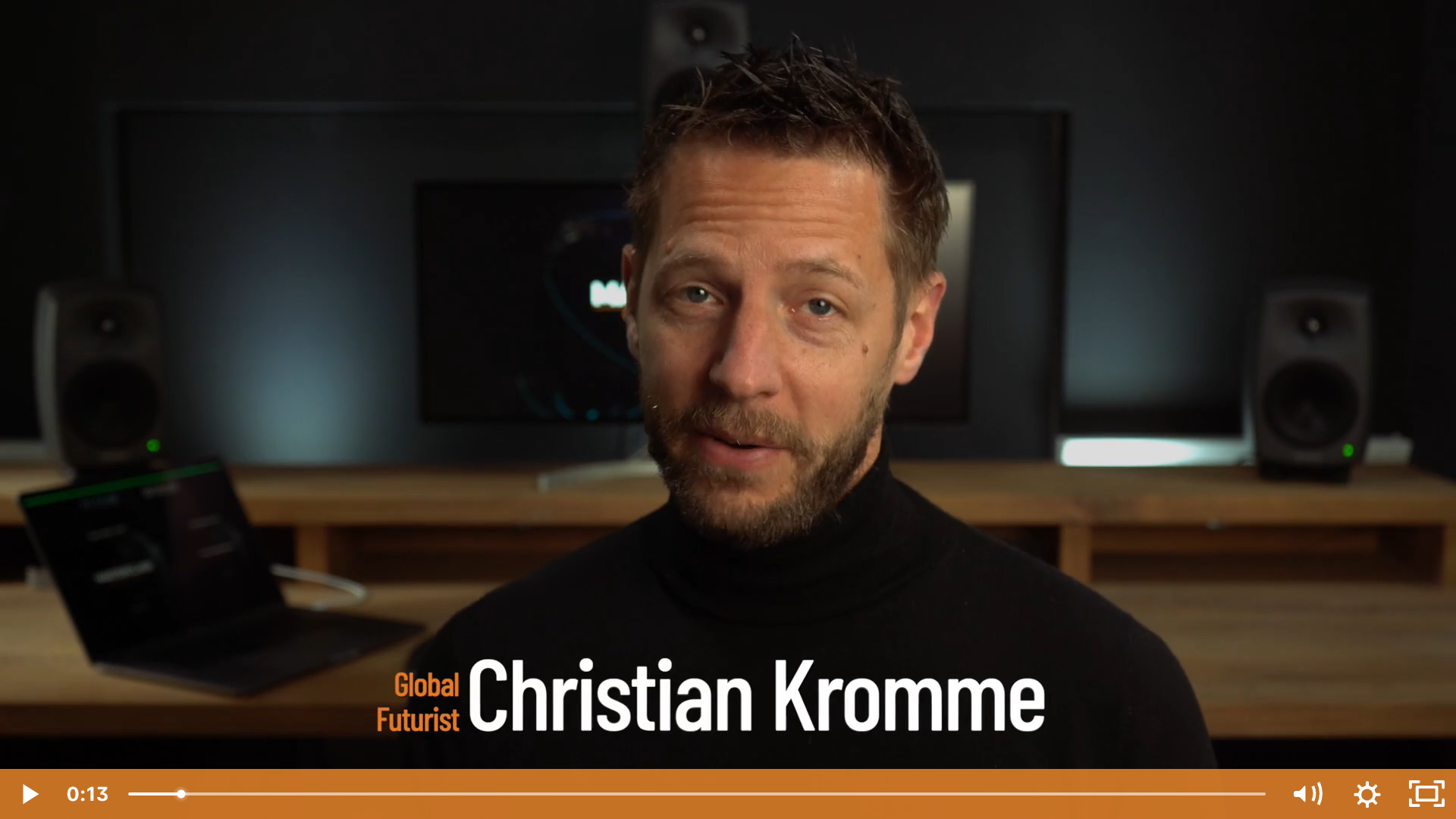 Christian Kromme aan het praten binnen in zwarte coltrui
