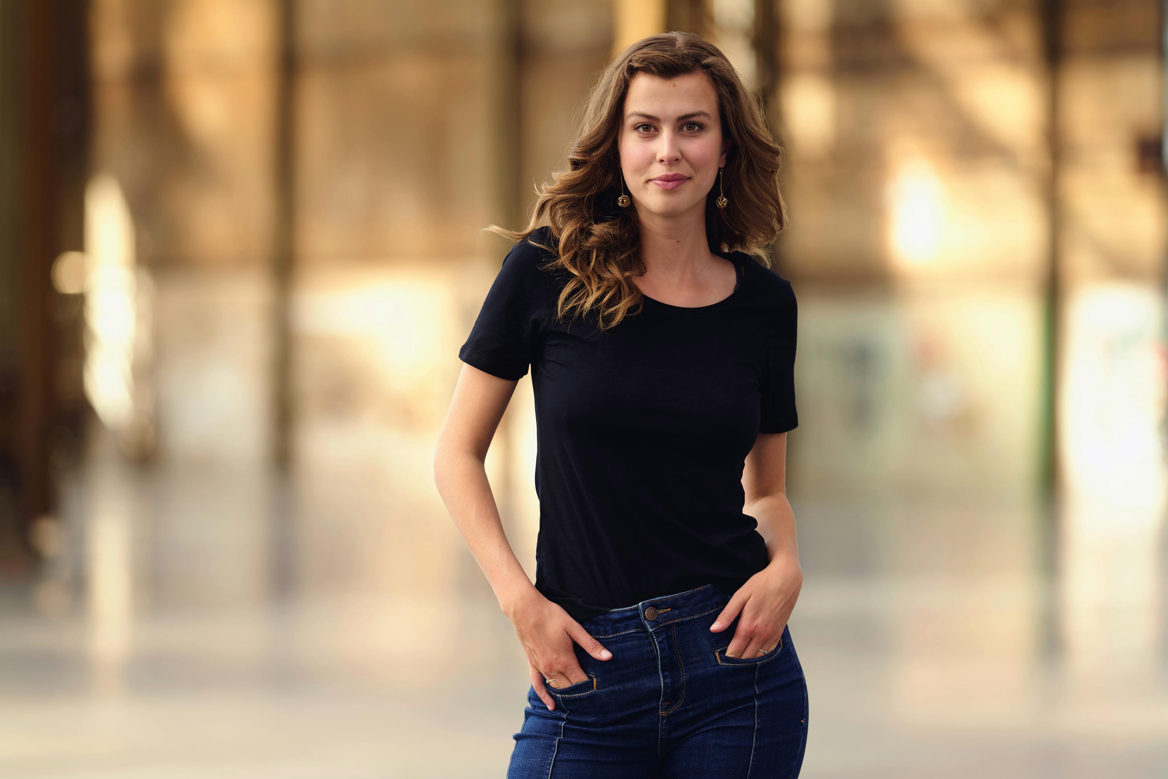 Sophie Kuijpers poserend in zwart shirt met handen in zakken
