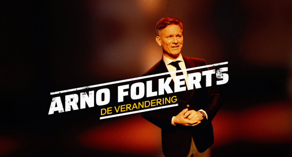 Arno Folkerts glimlachend in zwart pak met tekst 'Arno Folkerts de verandering'