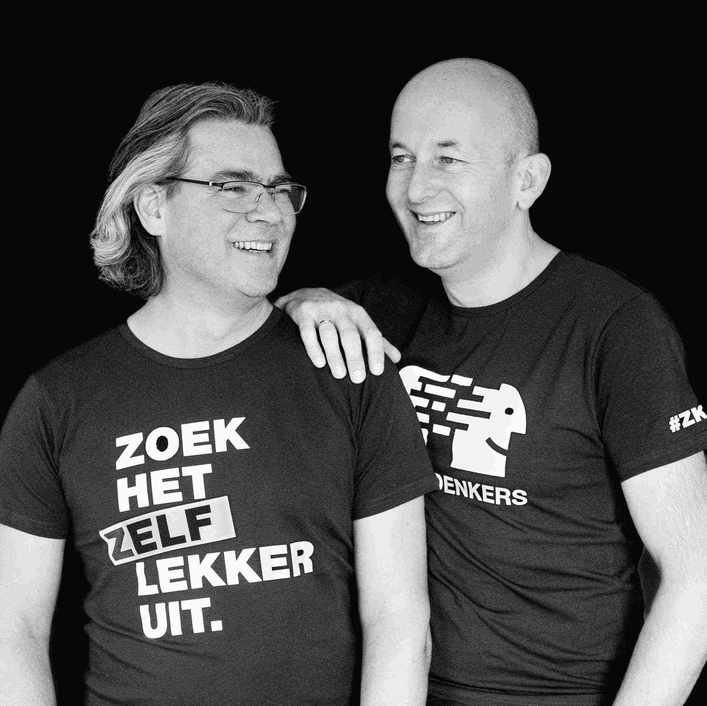 De Vrije Denkers zwart wit foto glimlachend