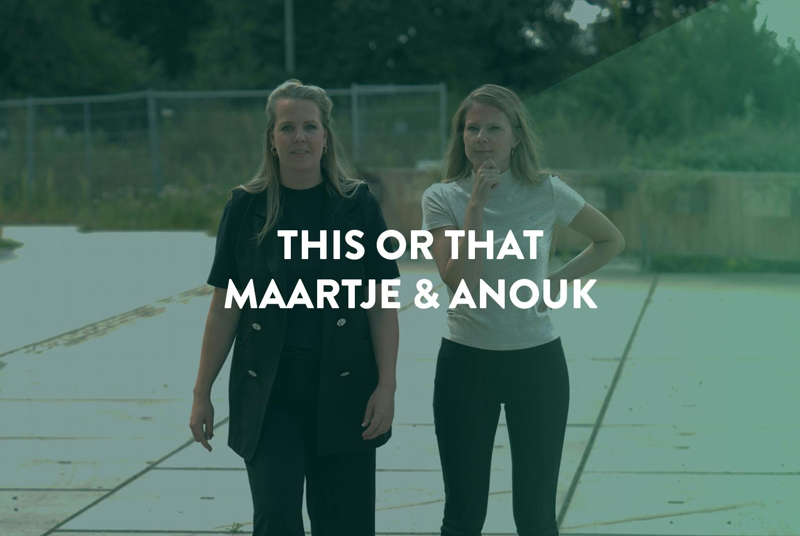 Maartje en Anouk die staan op de straat met de tekst 'this or that' daarvoor.