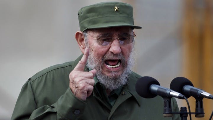 Fidel Castro met vinger in de lucht en mond open bij microfoon