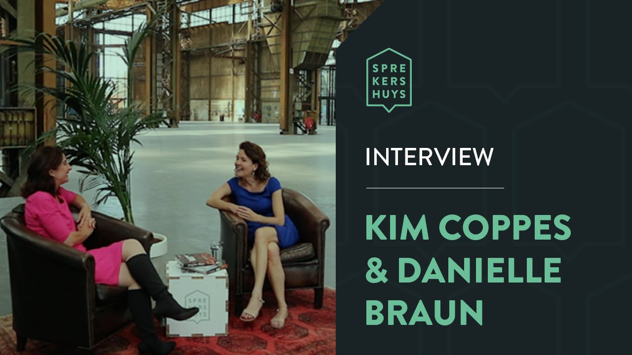 Kim Coppes en Danielle Braun zittend op sofa's met plant in het midden en de tekst 'Interview Kim Coppes & Danielle Braun'