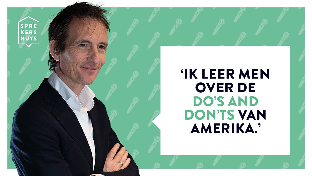 Michiel Vos met armen over elkaar glimlachend in zwart pak bij groene achtergrond met tekst 'ik leer men over de do's and don'ts van amerika'