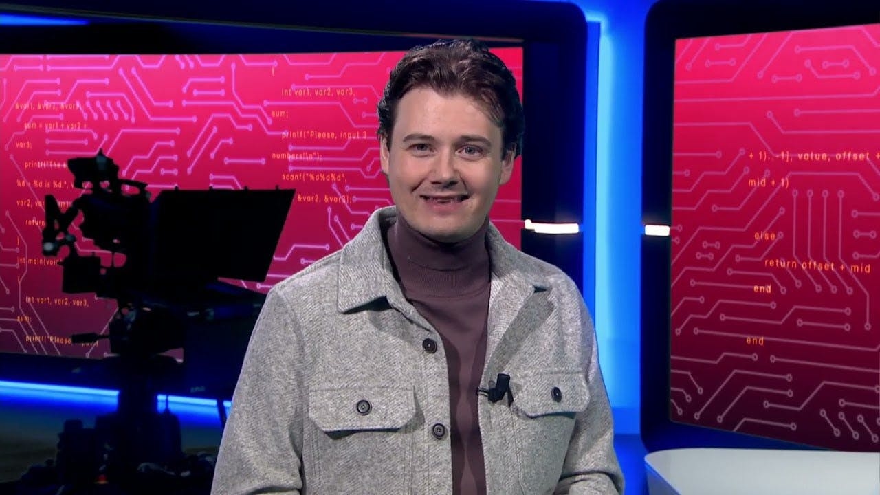 Remy Gieling in een cyberstudio in grijze vest