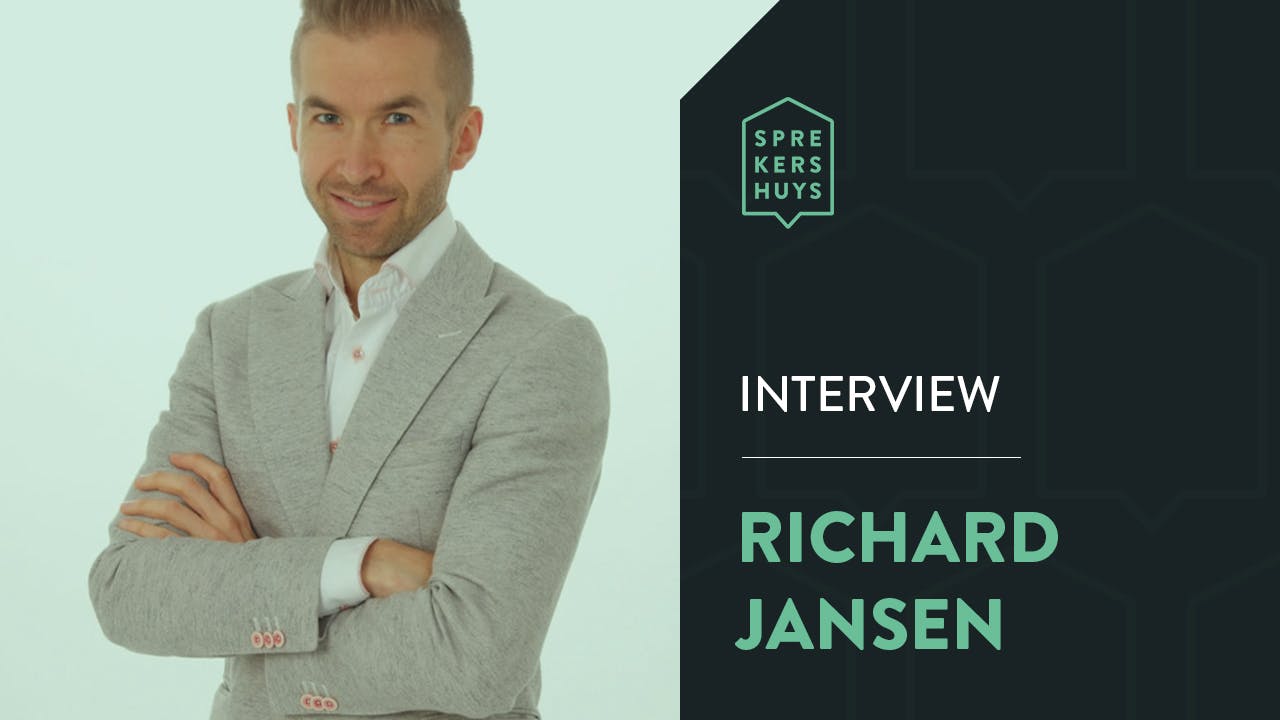 Richard Jansen met armen over elkaar heen in grijs pak met tekst 'interview Richard Jansen'