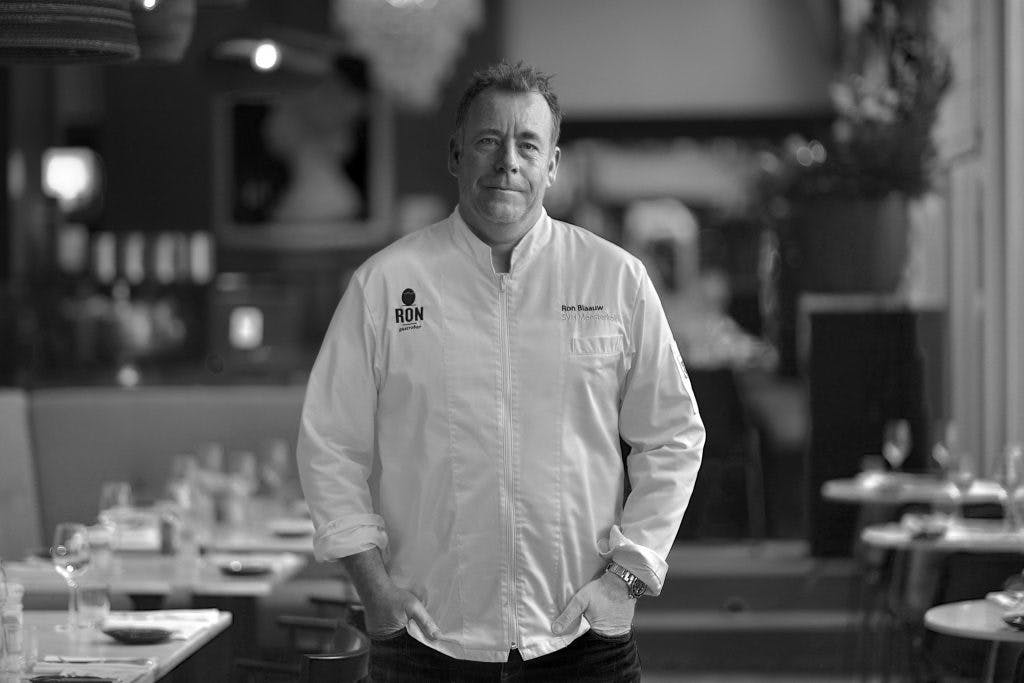 Ron Blaauw zwart wit foto in chef jas in restaurant