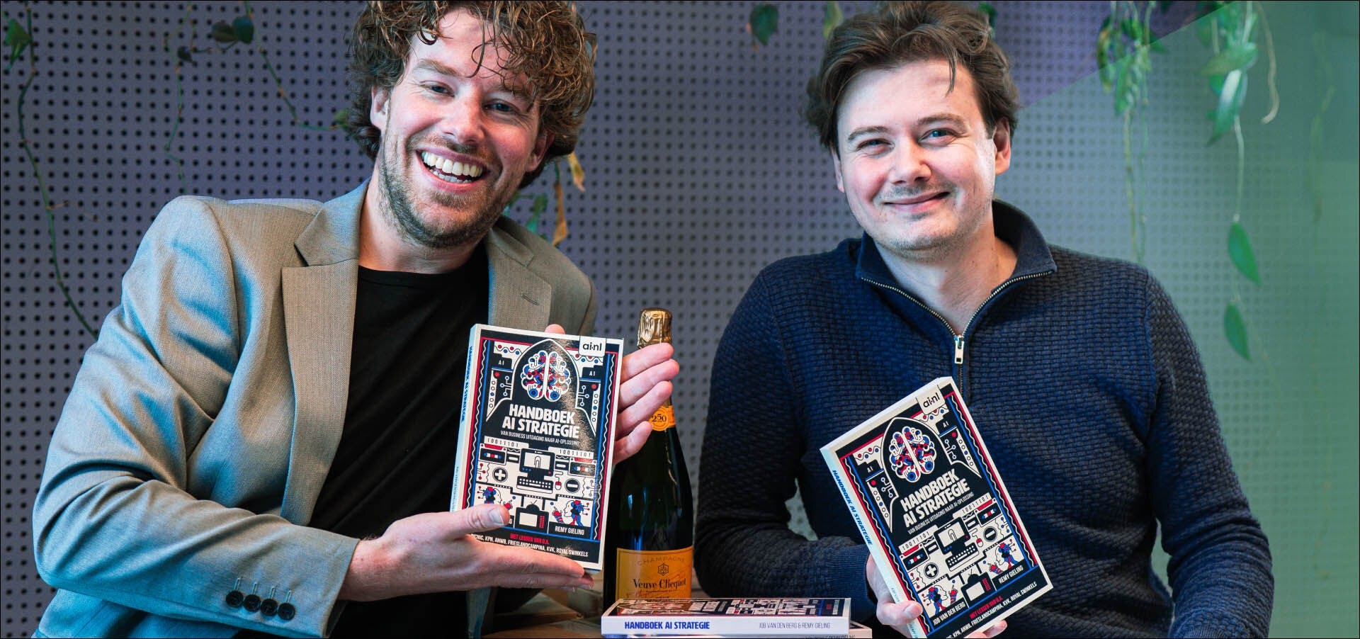 Job van den Berg en Remy Gieling glimlachend met boek in handen