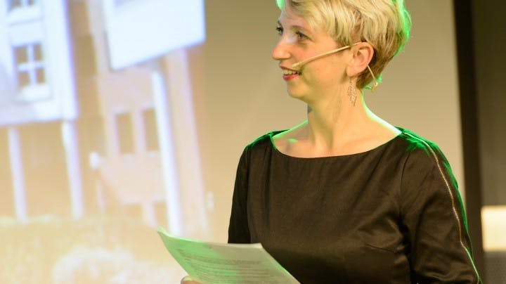 Marijke Roskam presenteert met groene gloed over haar heen