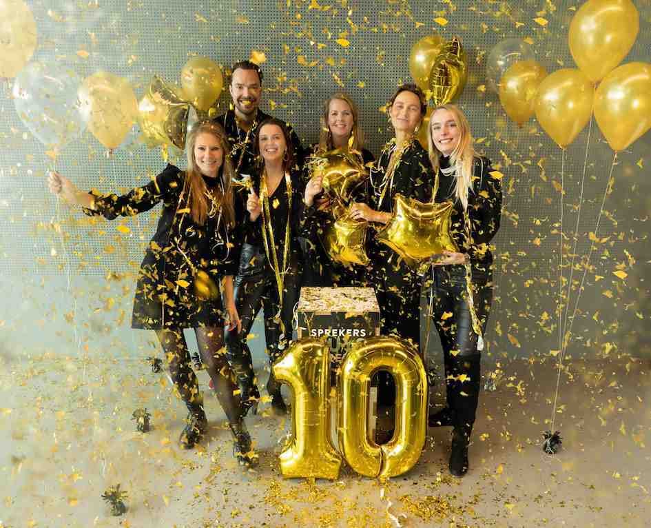 Team Sprekershuys met gouden ballonnen en confetti.