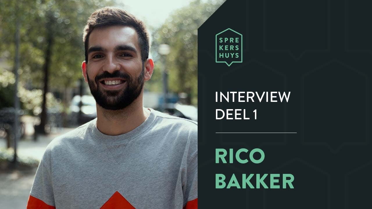 Interview thumbnail Rico Bakker. Hij draagt een grijs shirt