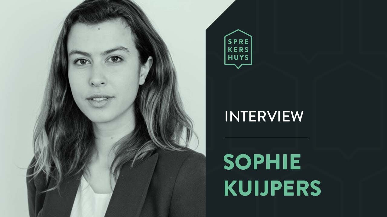 Sophie Kuijpers groene grijzige foto poserend met de tekst 'interview sophie kuijpers'
